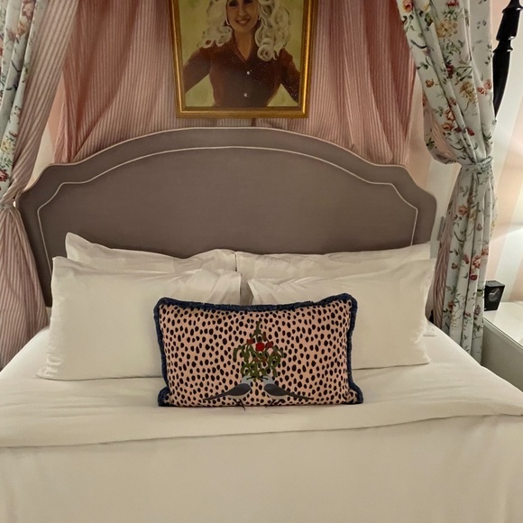 White T-Shirt with Gold Hair Graphic one of a kind exclusive in her hotel - Picture 5 of 7